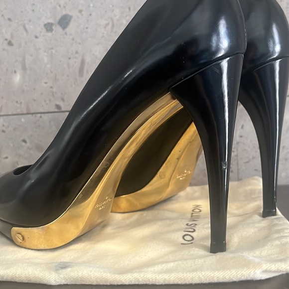 Louis Vuitton Black Glossy Leather Sensual Pumps - Picture 6 of 13